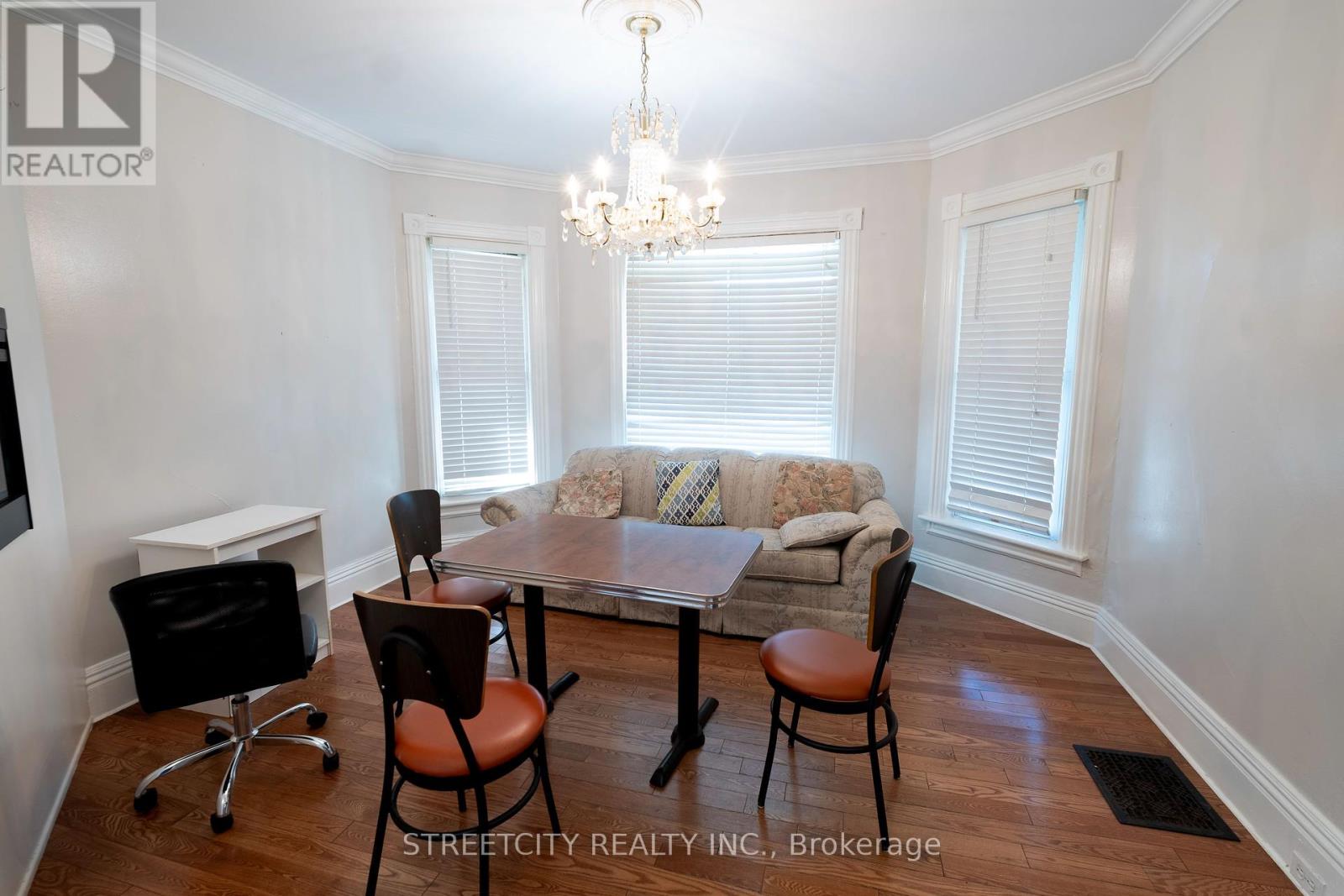 242 Emma Street, Sarnia, Ontario  N7T 3A2 - Photo 6 - X12344063