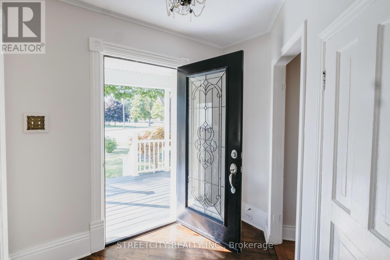 242 Emma Street, Sarnia, Ontario  N7T 3A2 - Photo 9 - X12344063