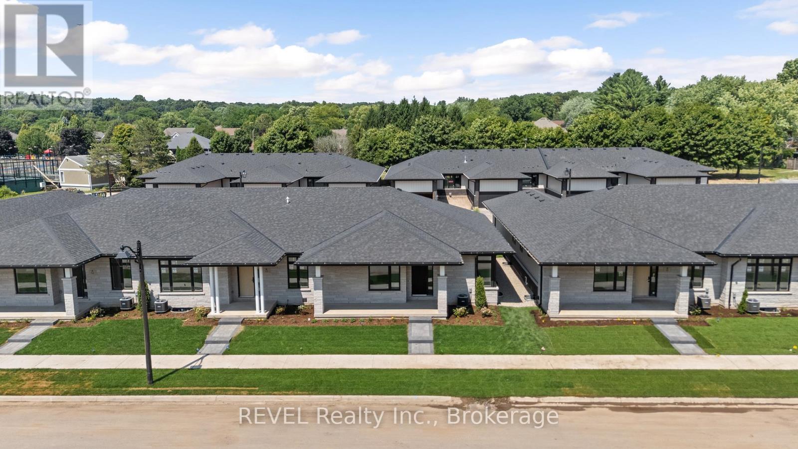8 Accursi Crescent, Pelham, Ontario  L0S 1E2 - Photo 4 - X12344062
