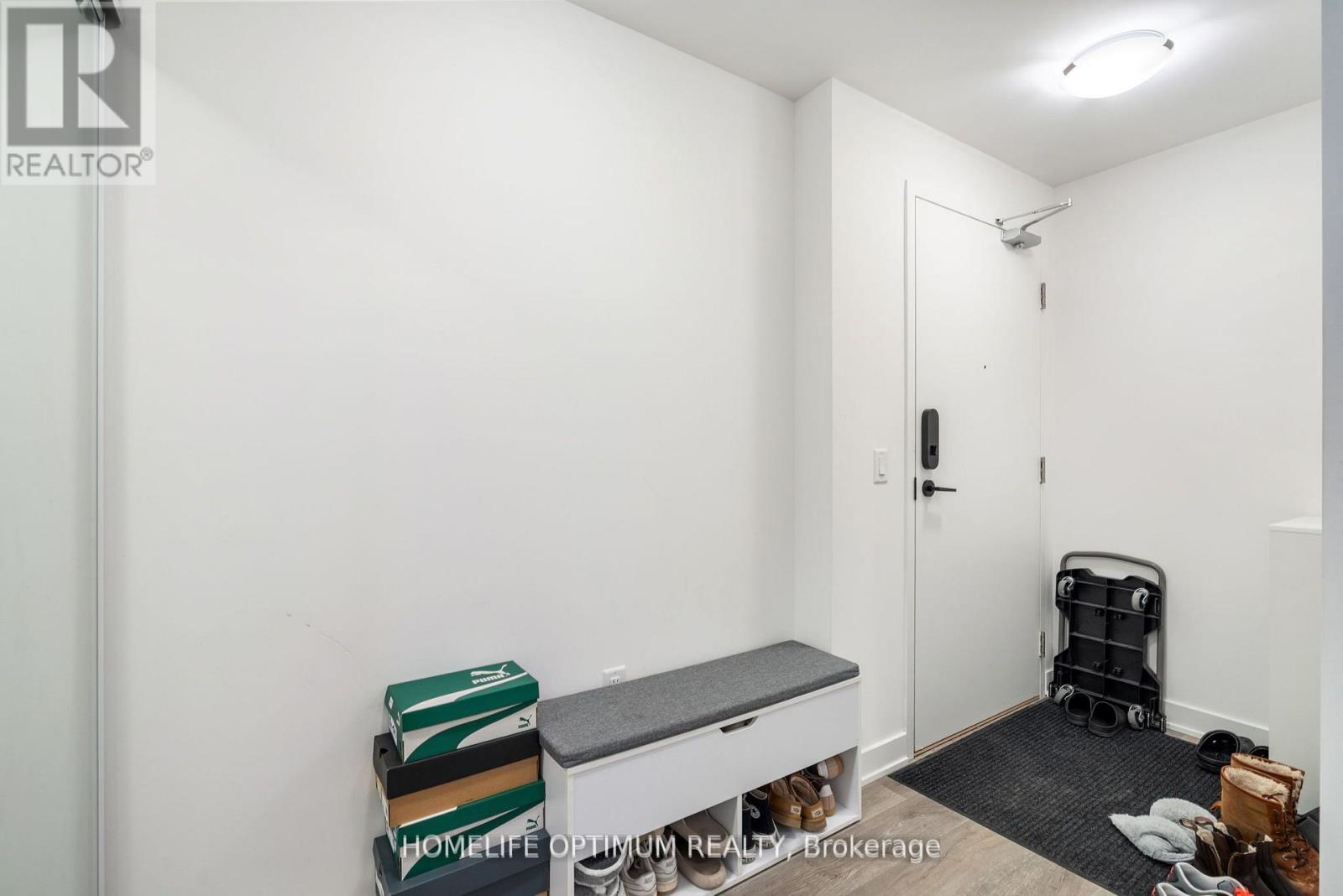 1704 - 95 Oneida Crescent, Richmond Hill, Ontario L4B 0H5 - Photo 2 - N12343974