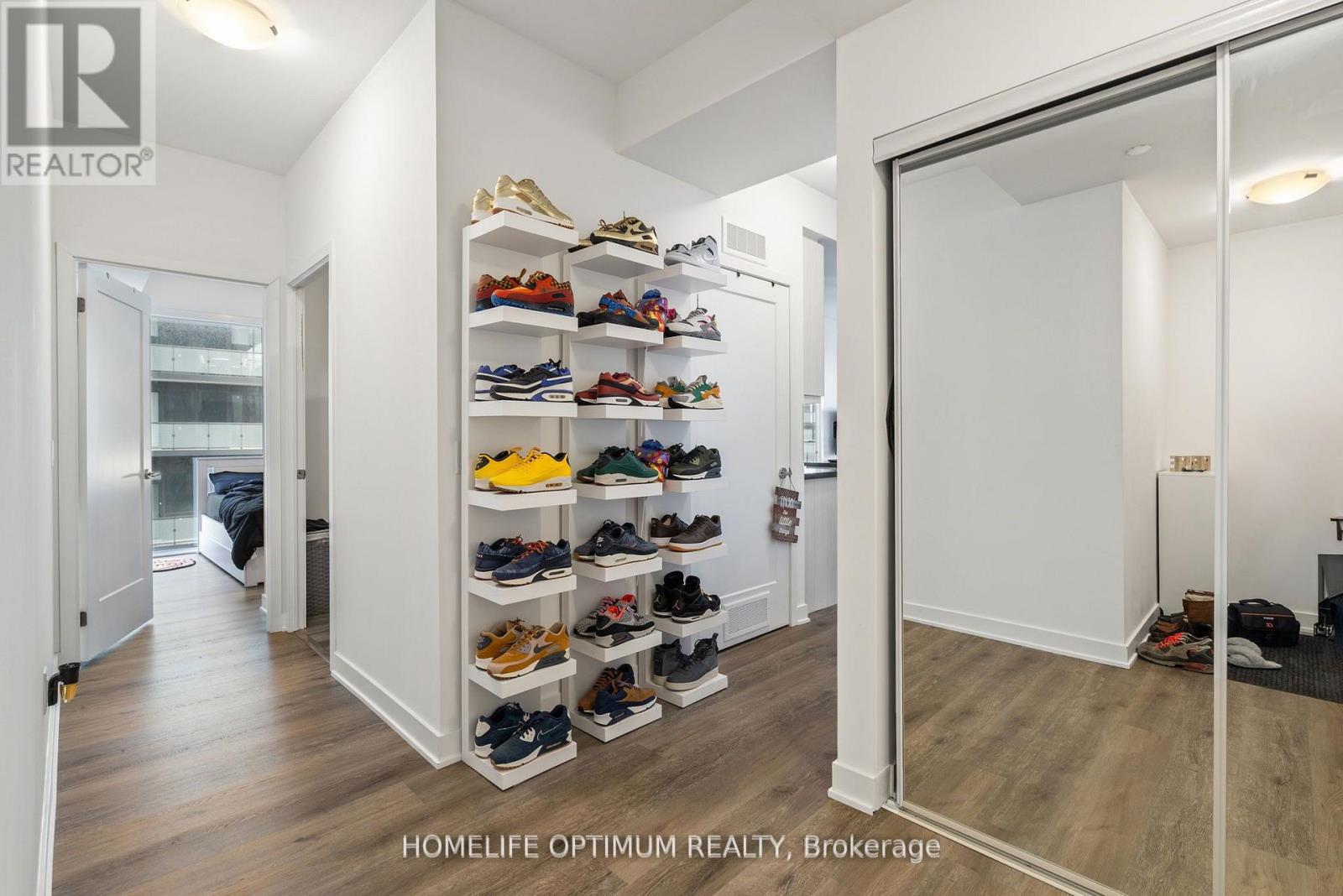 1704 - 95 Oneida Crescent, Richmond Hill, Ontario L4B 0H5 - Photo 3 - N12343974