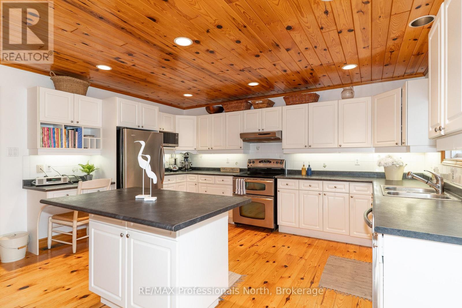 1140 Seabreeze Road, Lake Of Bays, Ontario  P0A 1H0 - Photo 18 - X12344026