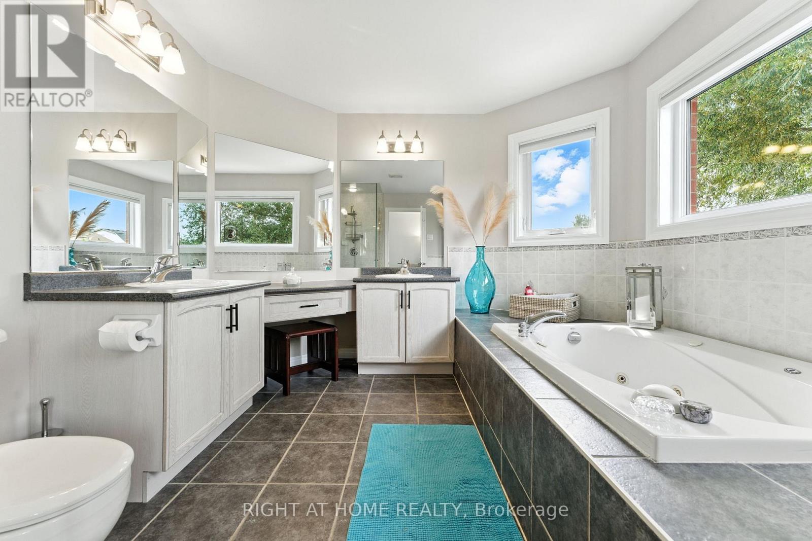 2465 Whistling Springs Crescent, Oakville, Ontario  L6M 5G4 - Photo 18 - W12343944