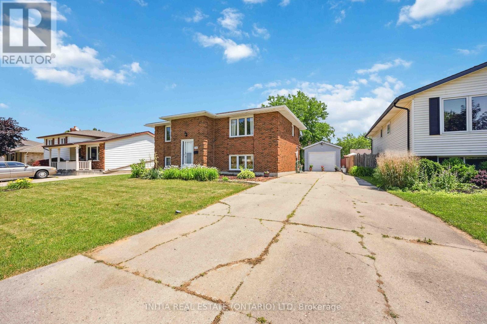 106 Hastings Crescent E, Sarnia, Ontario  N7S 5K5 - Photo 2 - X12344237