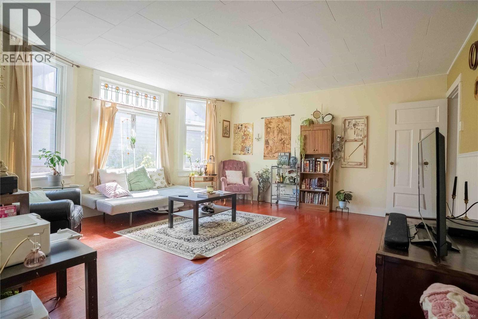 2329 Dowler Pl, Victoria, British Columbia  V8T 4H5 - Photo 3 - 1010961