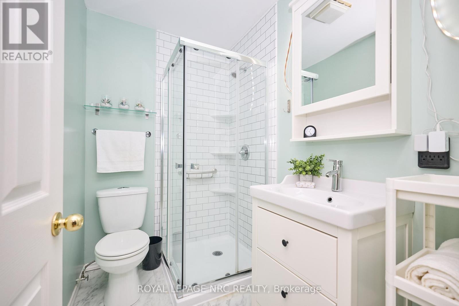 8 Woodburn Avenue, St. Catharines, Ontario  L2P 2W7 - Photo 10 - X12344340