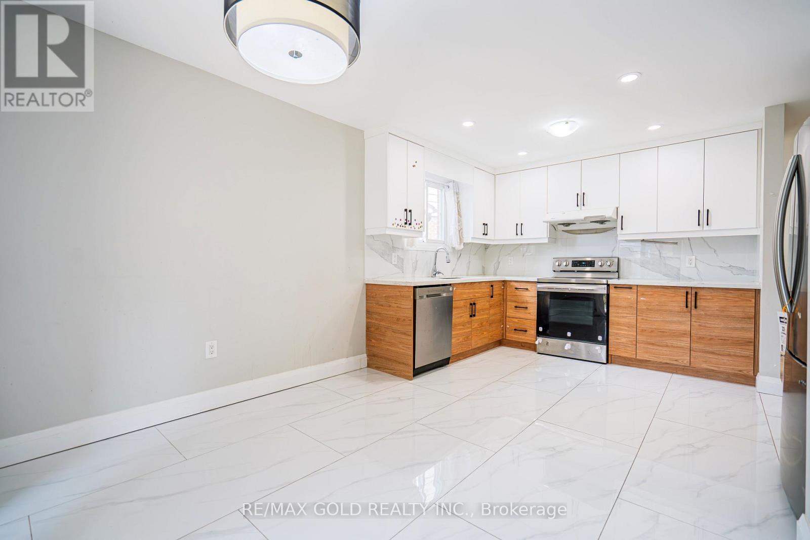 4032 Teakwood Drive, Mississauga (Creditview), Ontario  L5C 3T5 - Photo 13 - W12344195