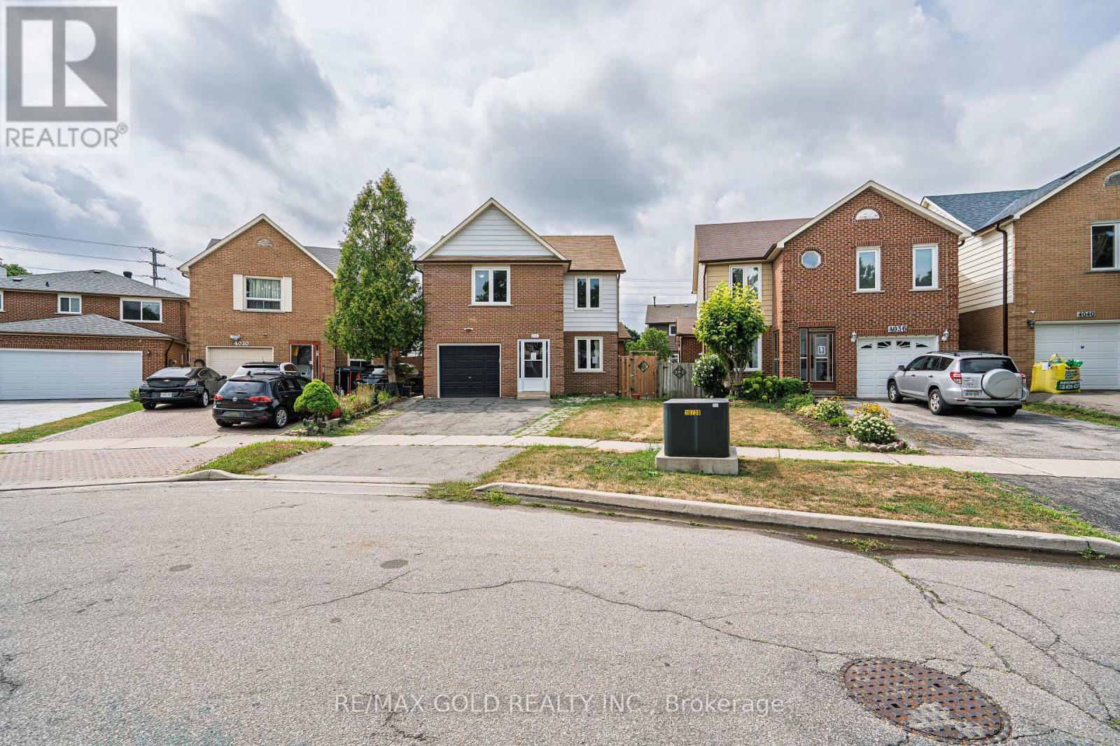 4032 Teakwood Drive, Mississauga (Creditview), Ontario  L5C 3T5 - Photo 2 - W12344195