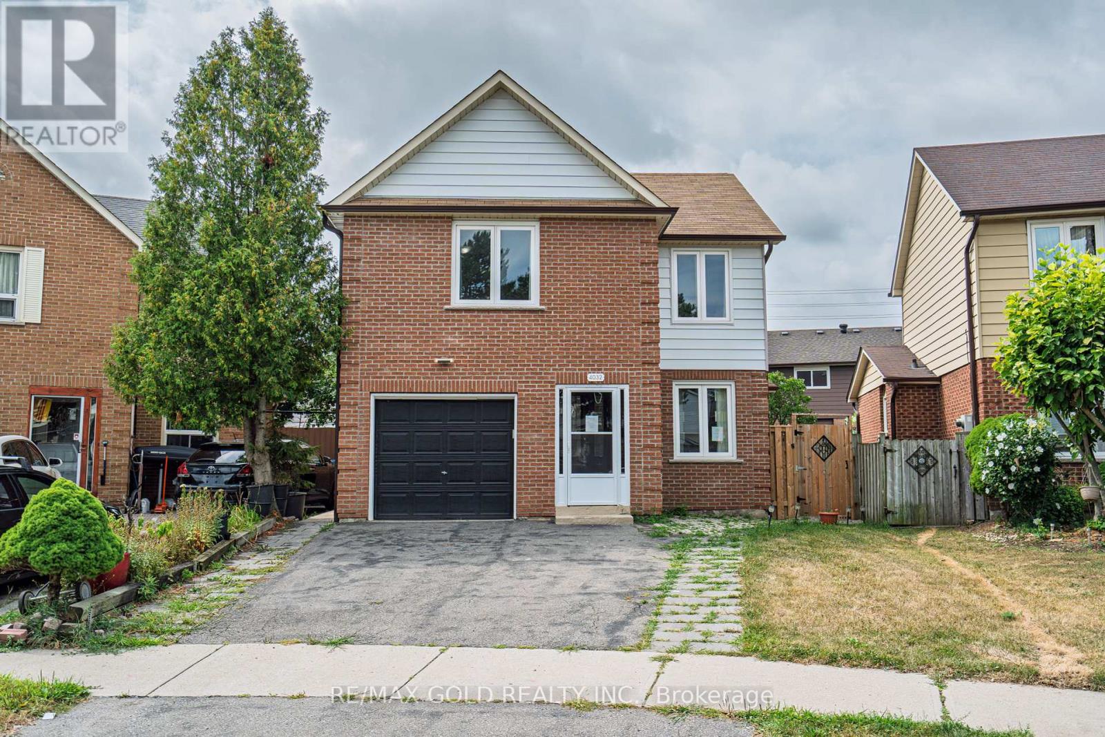 4032 Teakwood Drive, Mississauga (Creditview), Ontario  L5C 3T5 - Photo 4 - W12344195
