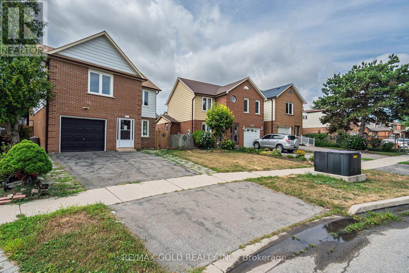 4032 Teakwood Drive, Mississauga (Creditview), Ontario  L5C 3T5 - Photo 5 - W12344195