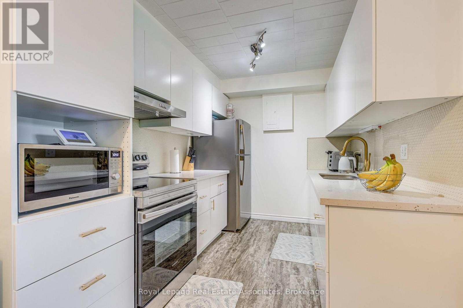 58 - 63 Conroy Crescent, Guelph (Dovercliffe Park/old University), Ontario  N1G 2V5 - Photo 7 - X12344202