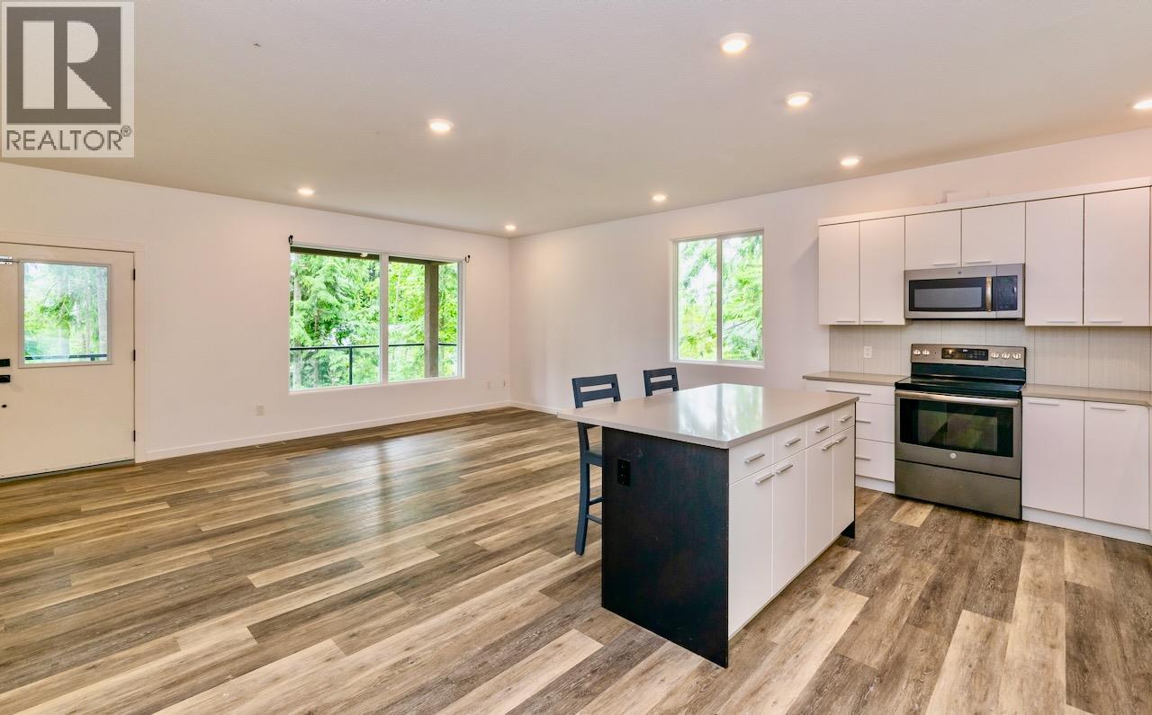 7468 Estate Drive, Anglemont, British Columbia  V0E 1M8 - Photo 7 - 10353996