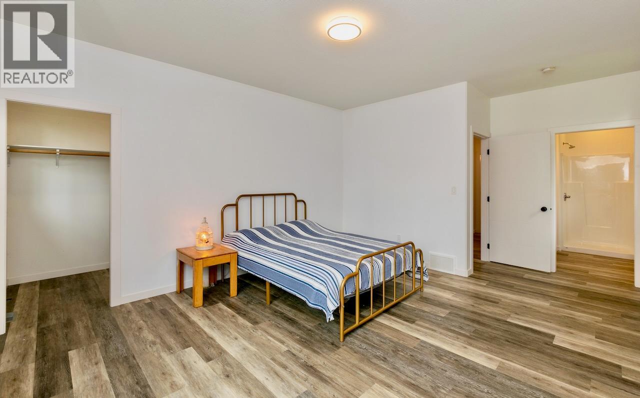 7468 Estate Drive, Anglemont, British Columbia  V0E 1M8 - Photo 17 - 10353996