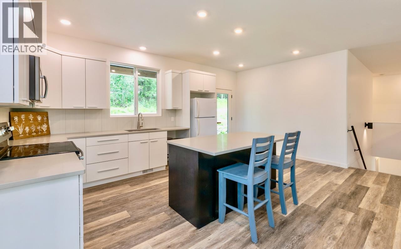 7468 Estate Drive, Anglemont, British Columbia  V0E 1M8 - Photo 6 - 10353996