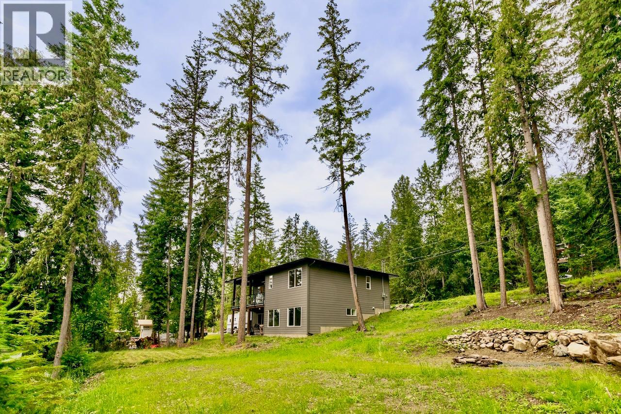 7468 Estate Drive, Anglemont, British Columbia  V0E 1M8 - Photo 3 - 10353996