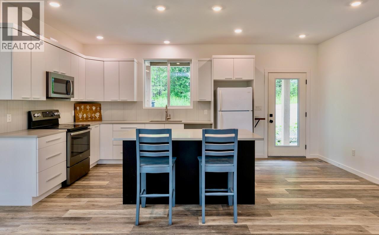 7468 Estate Drive, Anglemont, British Columbia