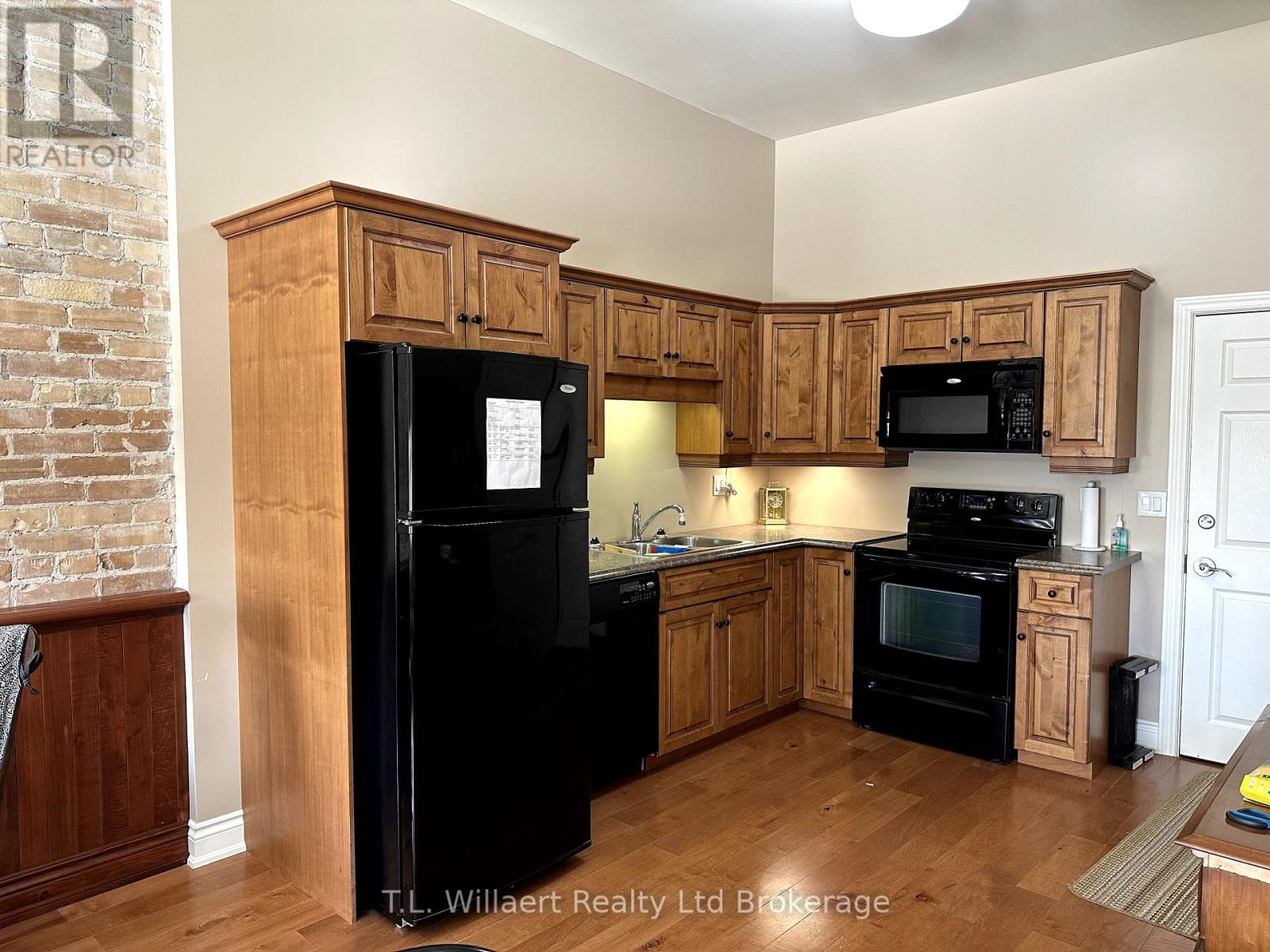 207 - 17 Brock Street W, Tillsonburg, Ontario  N4G 2A3 - Photo 2 - X12344457