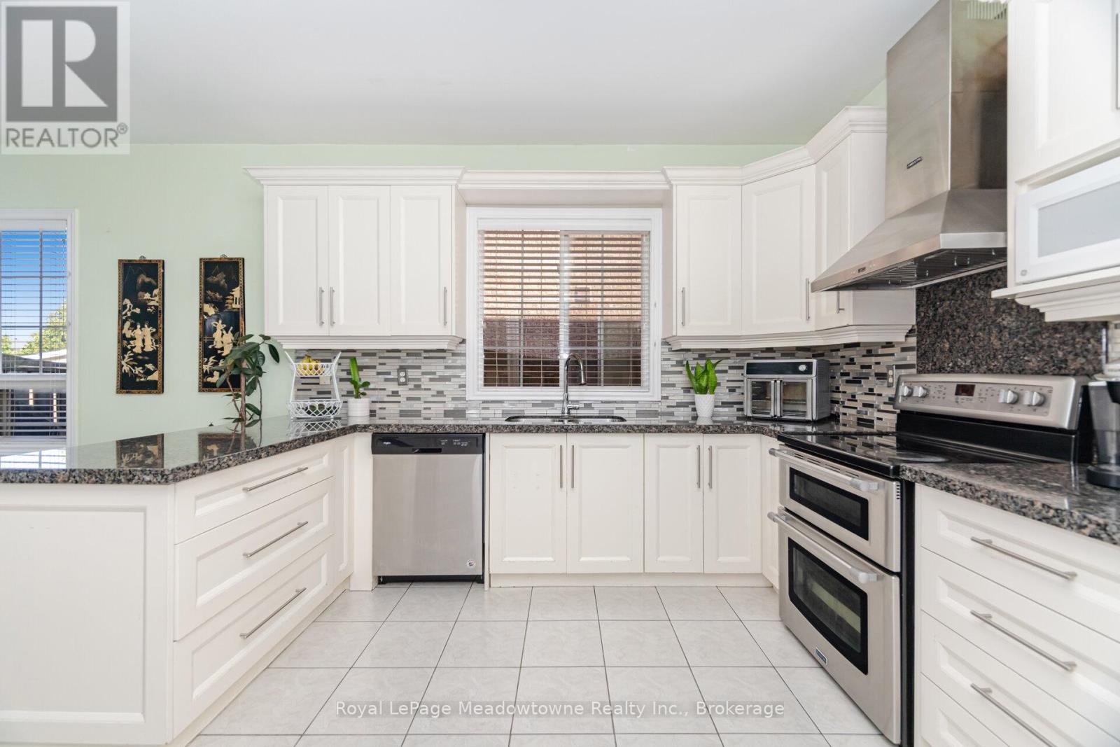 194 Manley Lane, Milton, Ontario  L9T 5N8 - Photo 13 - W12344687