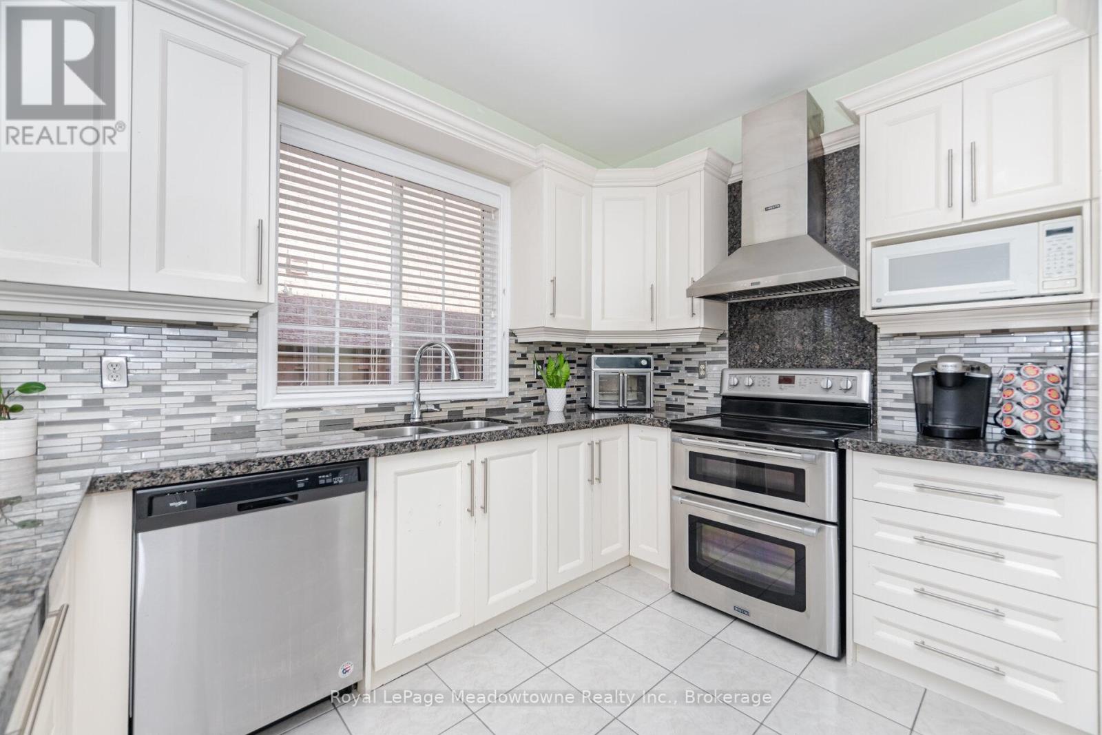 194 Manley Lane, Milton, Ontario  L9T 5N8 - Photo 14 - W12344687