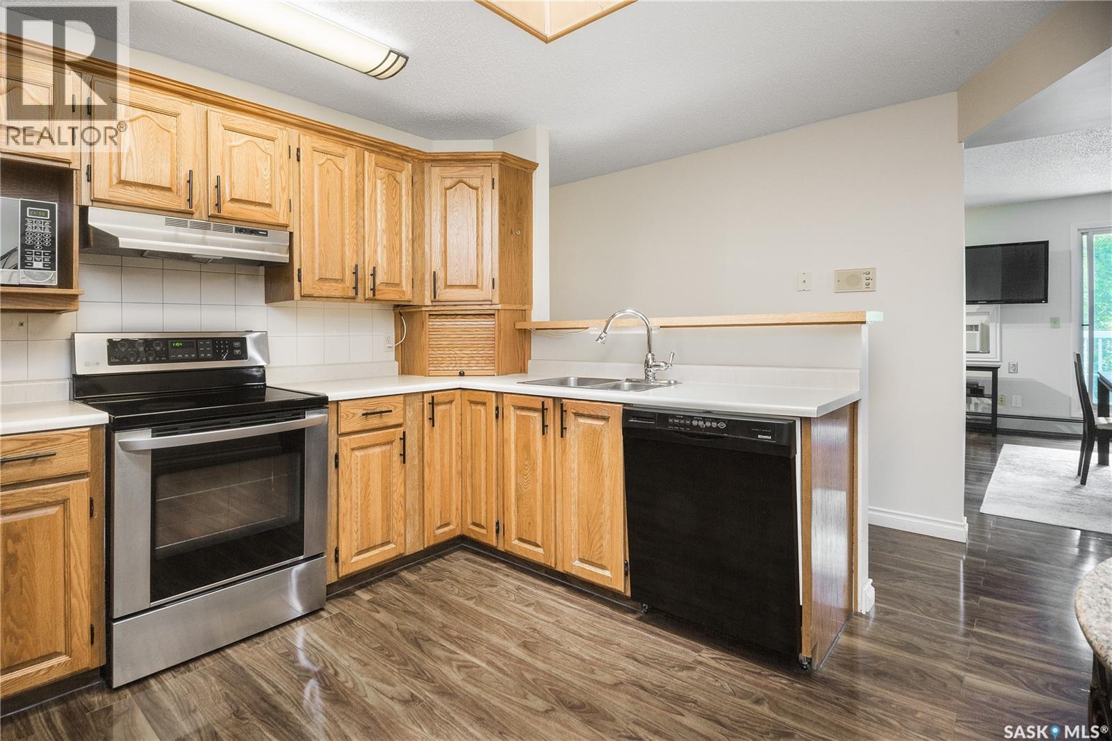 Property at 302 419 MAIN STREET image 4