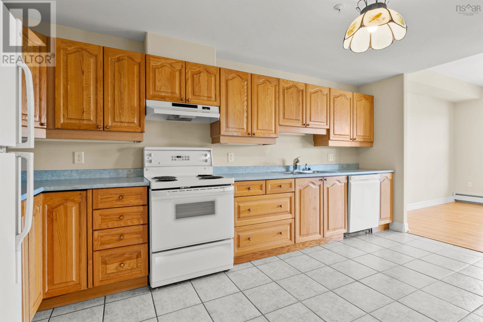 Property at 301 429 Parkland Drive image 3