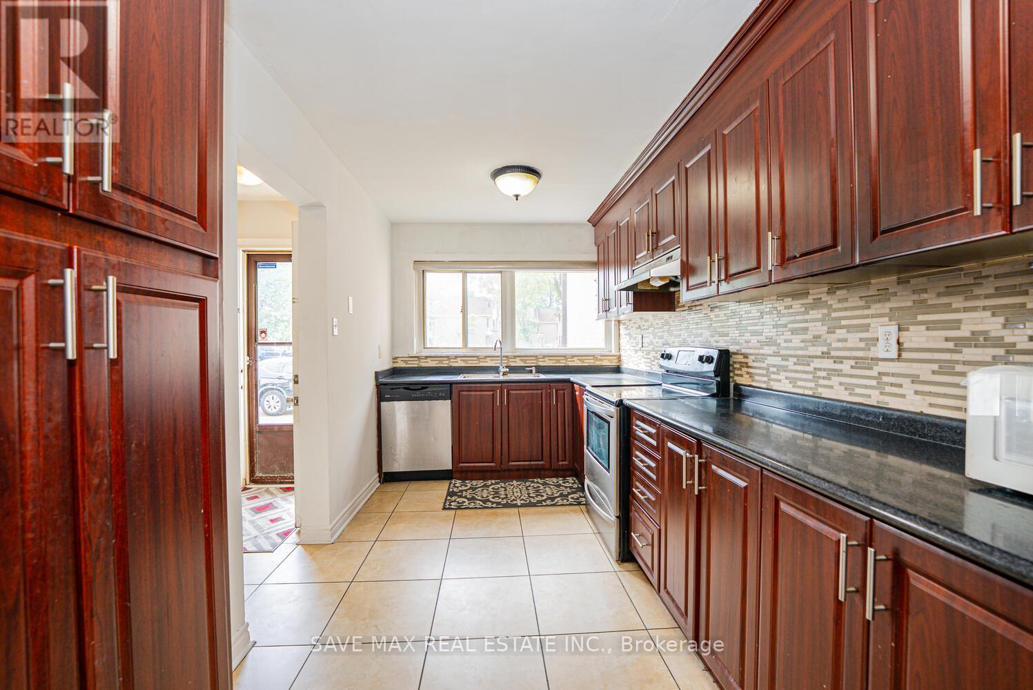 153 Fleetwood Crescent, Brampton, Ontario  L6T 2E5 - Photo 6 - W12303986