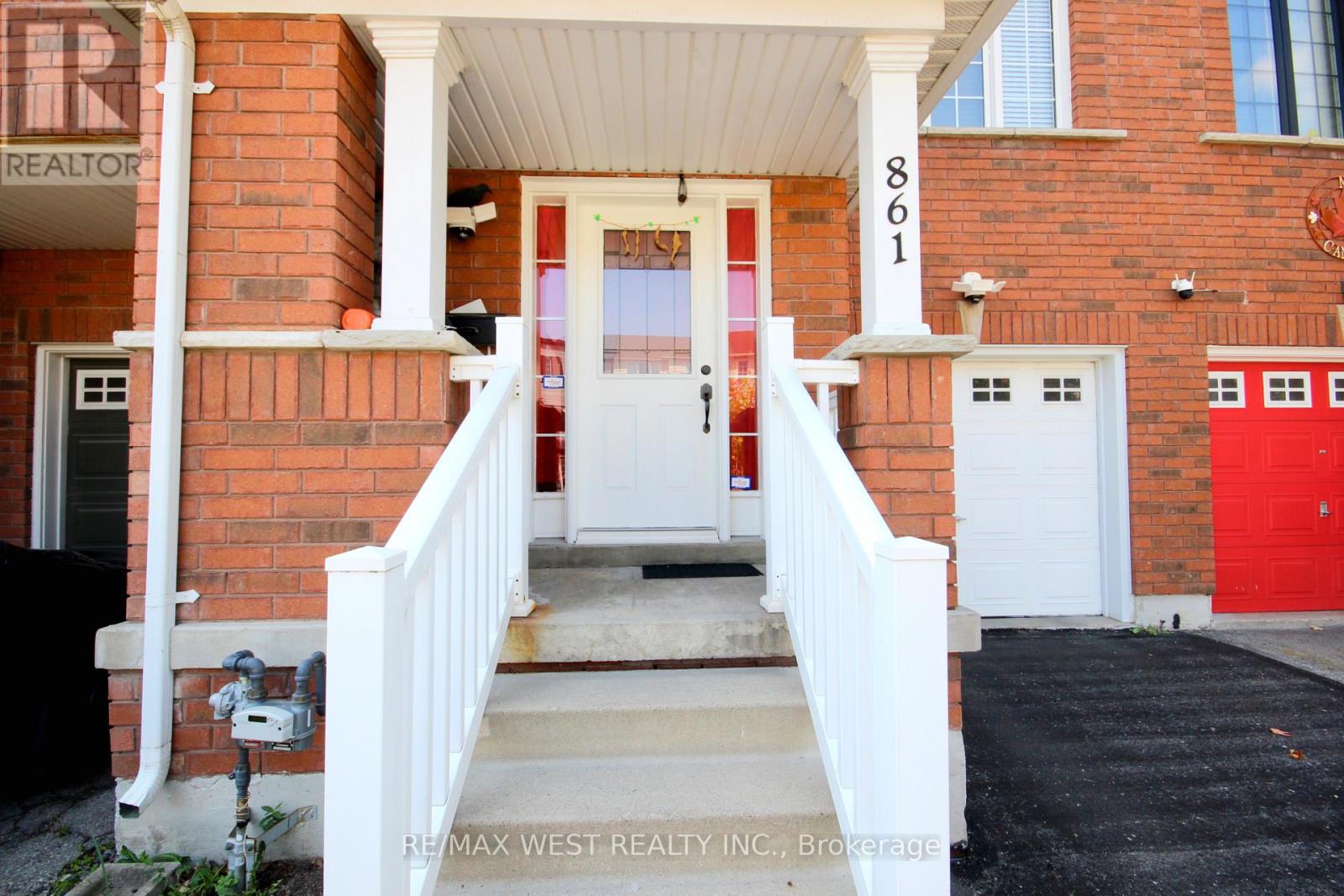 Property at 861 BOURNE CRESCENT image 2