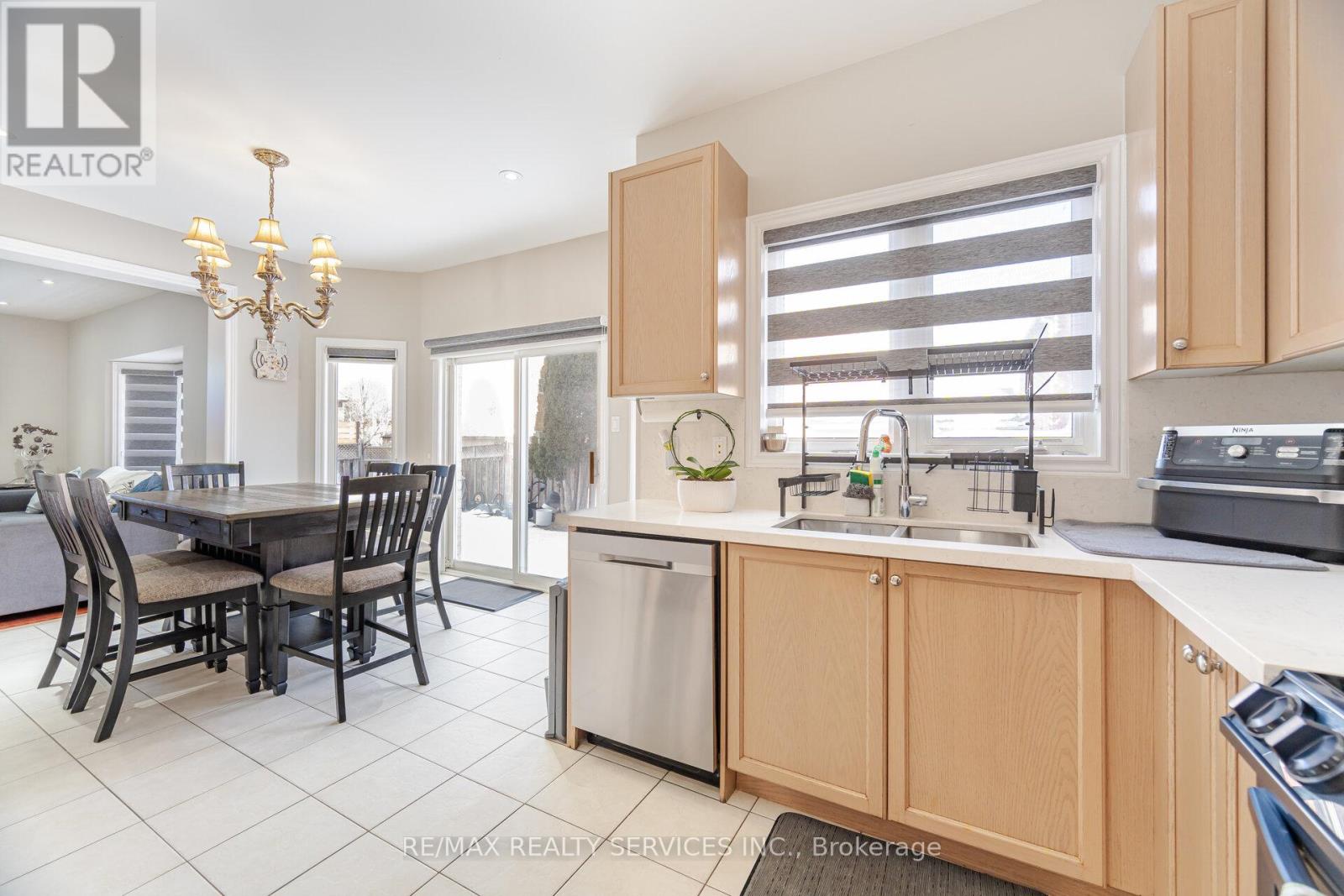 25 Mountain Gorge Road, Brampton (Sandringham-Wellington), Ontario  L6R 2X7 - Photo 17 - W12344812