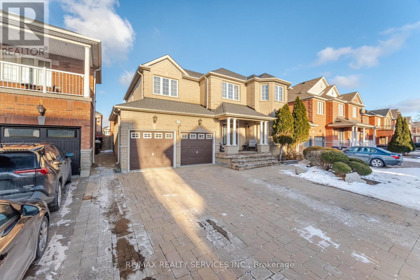 25 Mountain Gorge Road, Brampton (Sandringham-Wellington), Ontario  L6R 2X7 - Photo 4 - W12344812