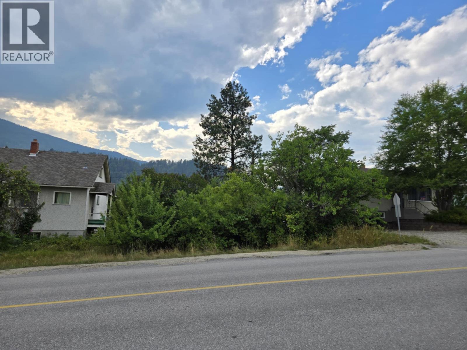 556 7th Avenue, Castlegar, British Columbia  V1N 1R4 - Photo 2 - 10359299