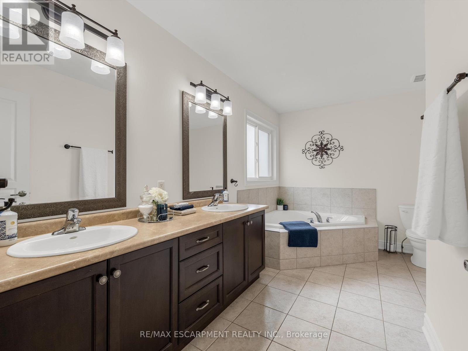 4957 Gilmore Street, Lincoln (Beamsville), Ontario  L3J 0G9 - Photo 33 - X12344828