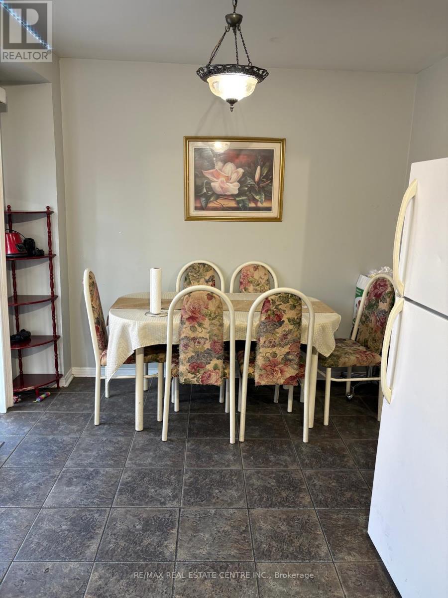 92 Whiteface Crescent, Brampton, Ontario  L6X 4W7 - Photo 10 - W12344939