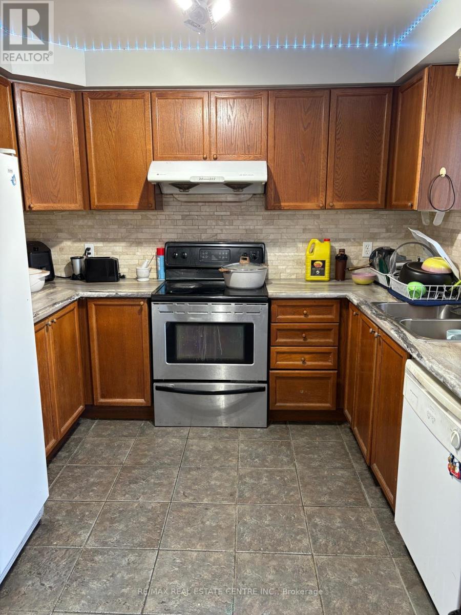 92 Whiteface Crescent, Brampton, Ontario  L6X 4W7 - Photo 13 - W12344939