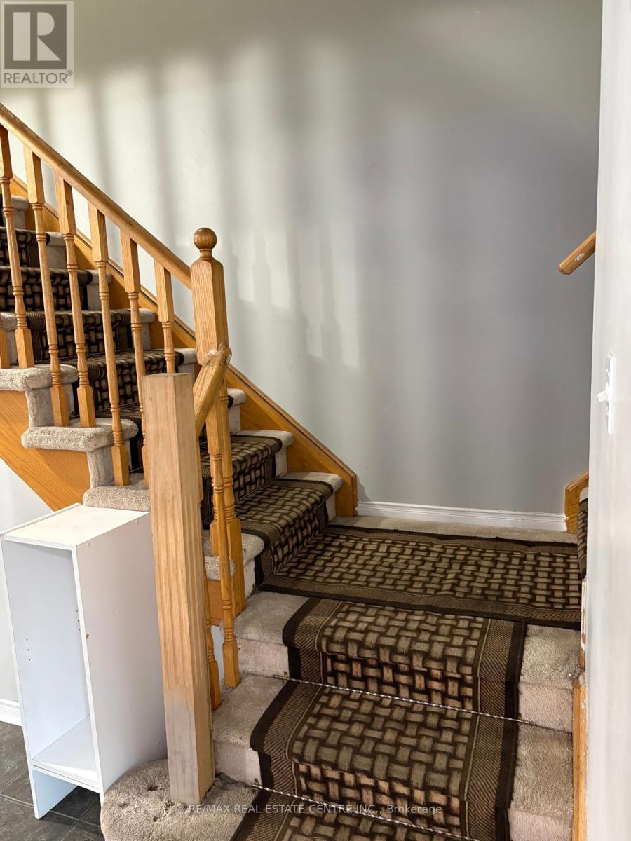 92 Whiteface Crescent, Brampton, Ontario  L6X 4W7 - Photo 4 - W12344939