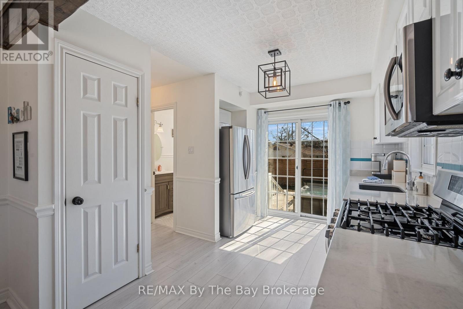 15 Baker Street, Wasaga Beach, Ontario  L9Z 2G8 - Photo 10 - S12092333