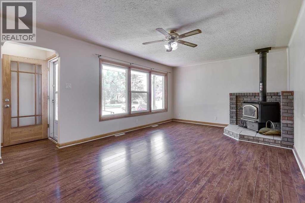 Property at 4018 47 Street image 4