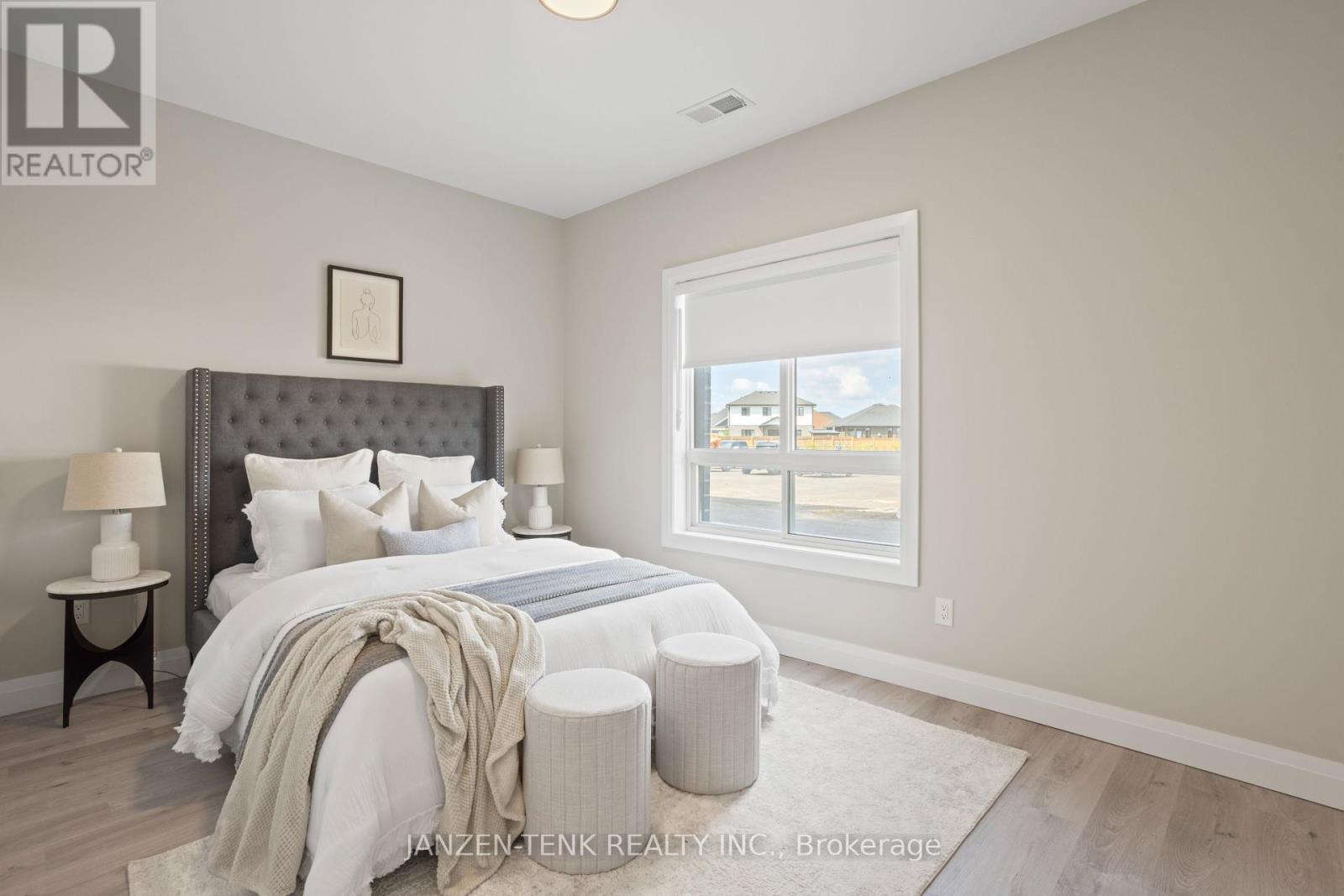 102 - 33318 Richmond Street E, Lucan Biddulph, Ontario  N5X 3Z8 - Photo 10 - X12279547