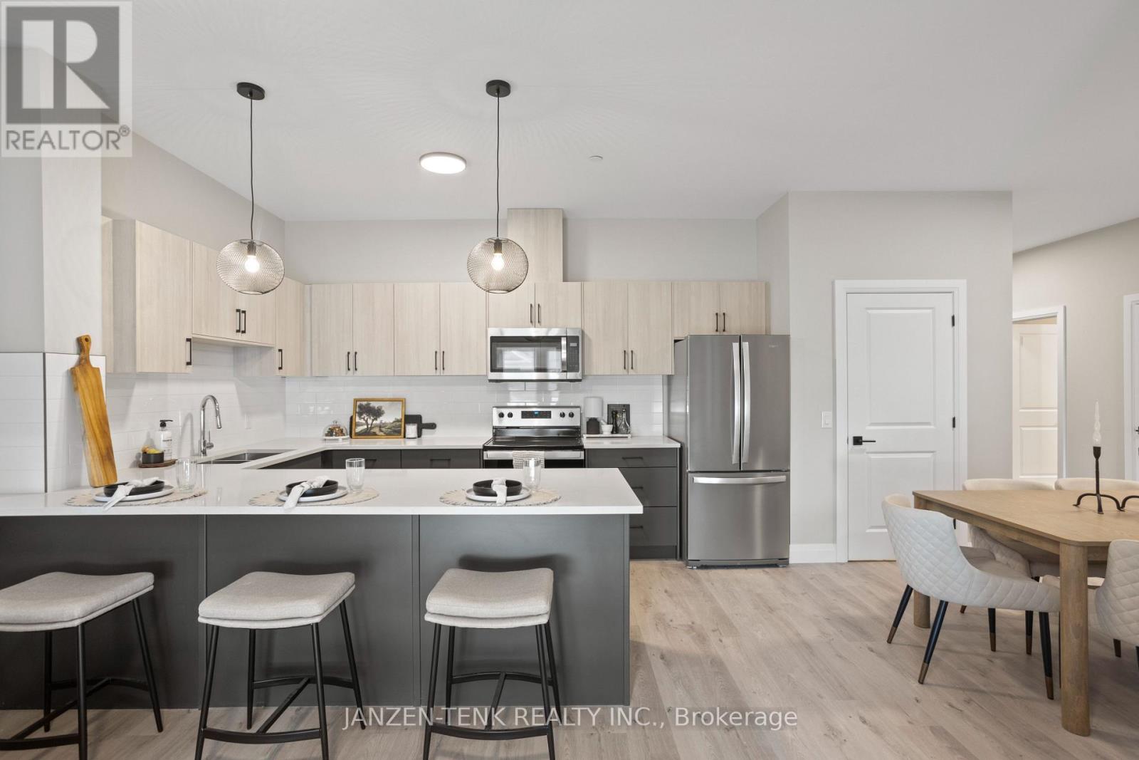 102 - 33318 Richmond Street E, Lucan Biddulph, Ontario  N5X 3Z8 - Photo 3 - X12279547