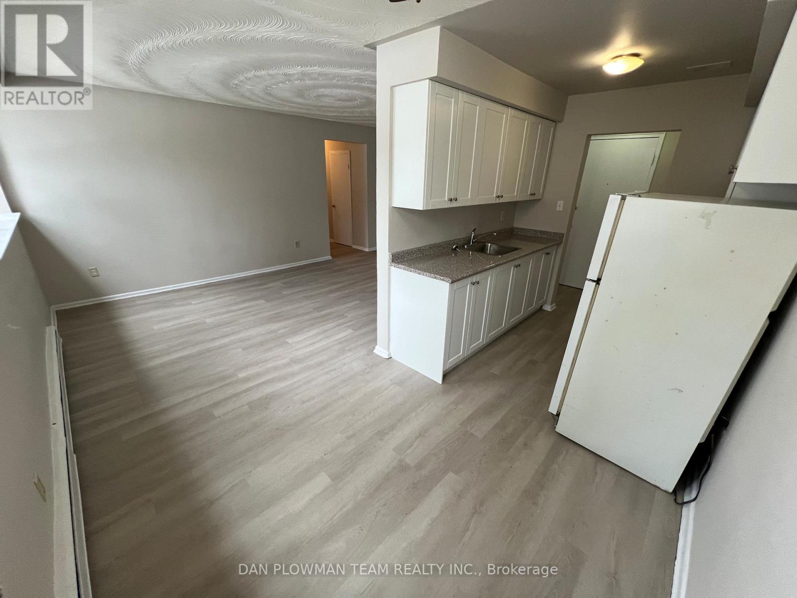 B04 - 170 Park Road S, Oshawa, Ontario  L1J 4H2 - Photo 3 - E12345275
