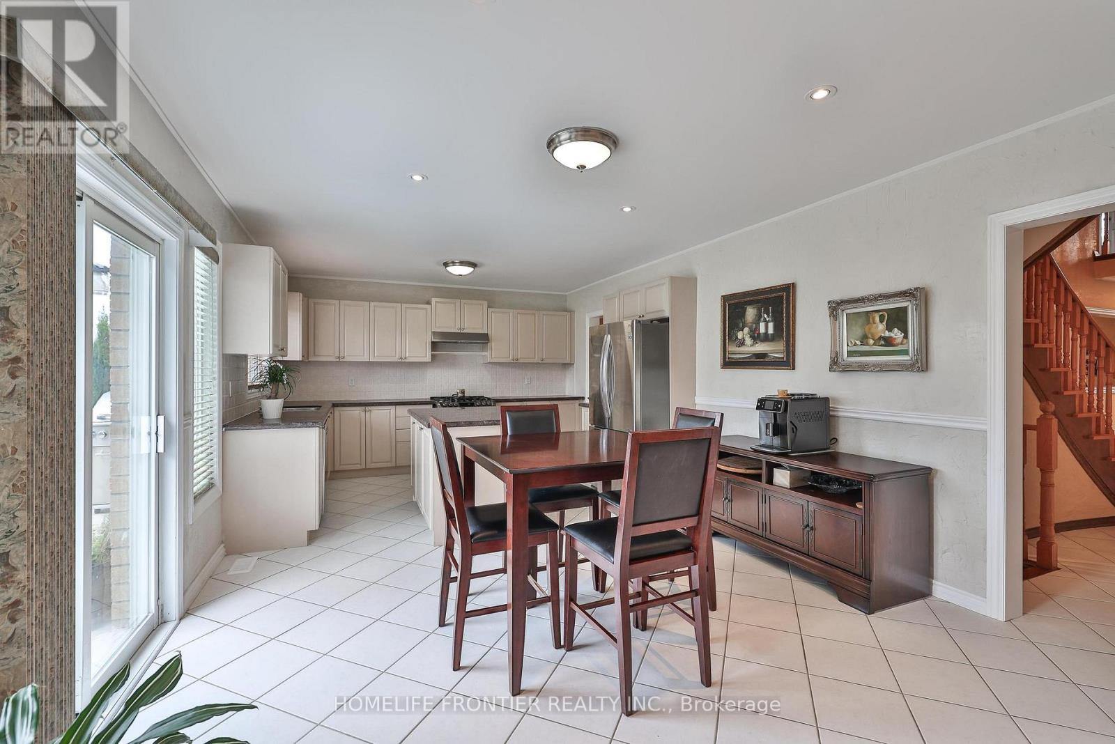 110 Red River Crescent, Newmarket (Woodland Hill), Ontario  L3X 2R1 - Photo 10 - N12345203