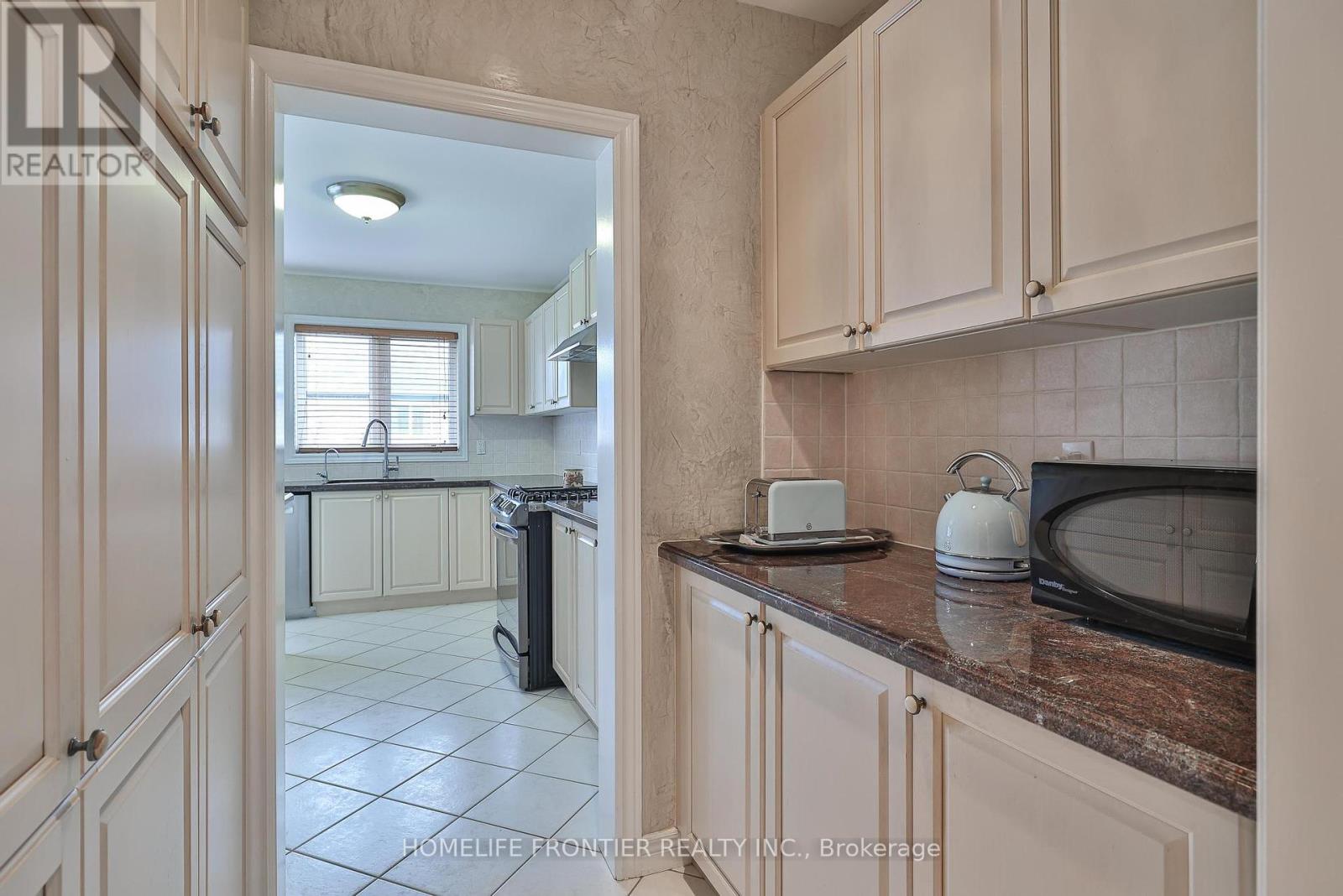 110 Red River Crescent, Newmarket (Woodland Hill), Ontario  L3X 2R1 - Photo 13 - N12345203