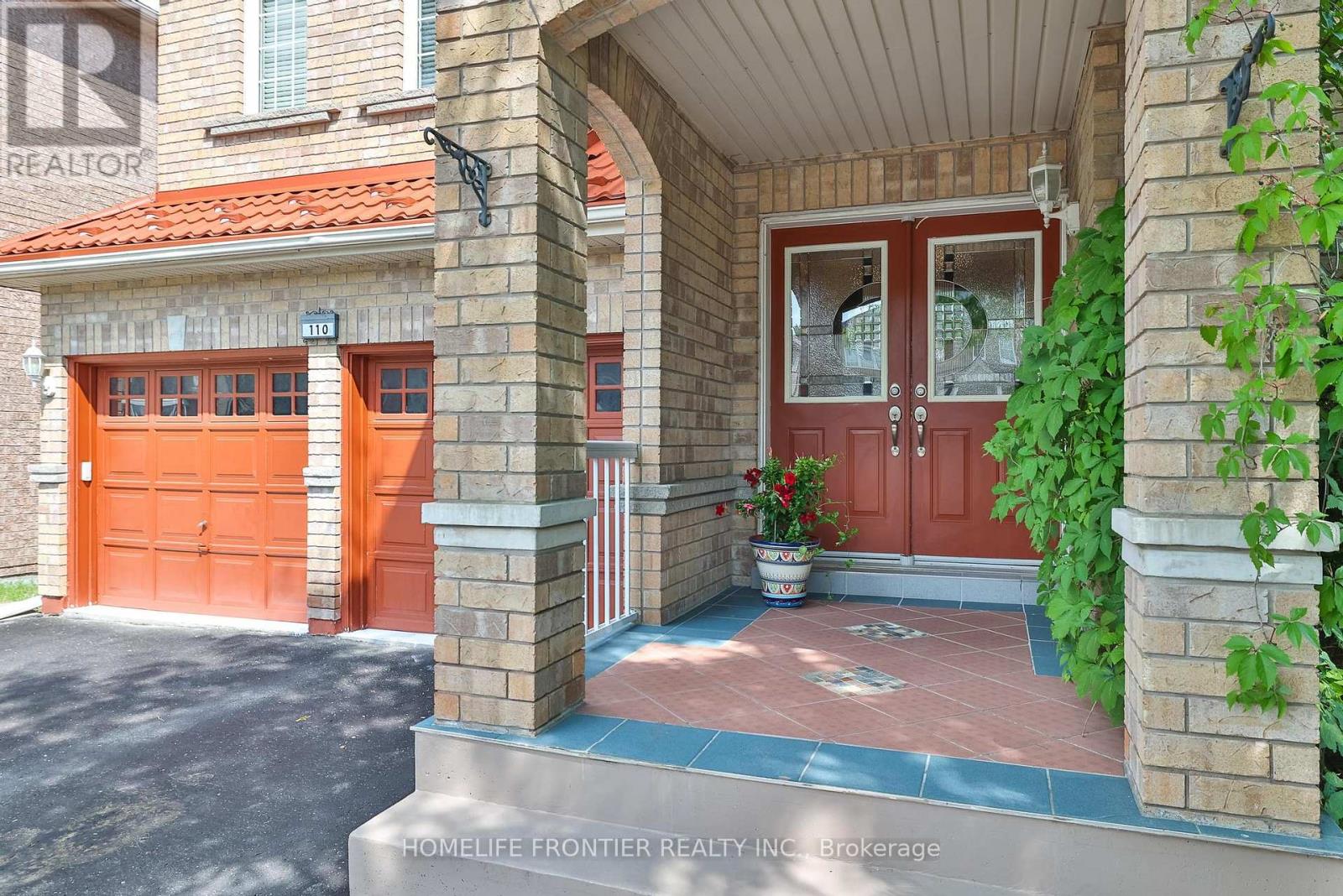 110 Red River Crescent, Newmarket (Woodland Hill), Ontario  L3X 2R1 - Photo 2 - N12345203