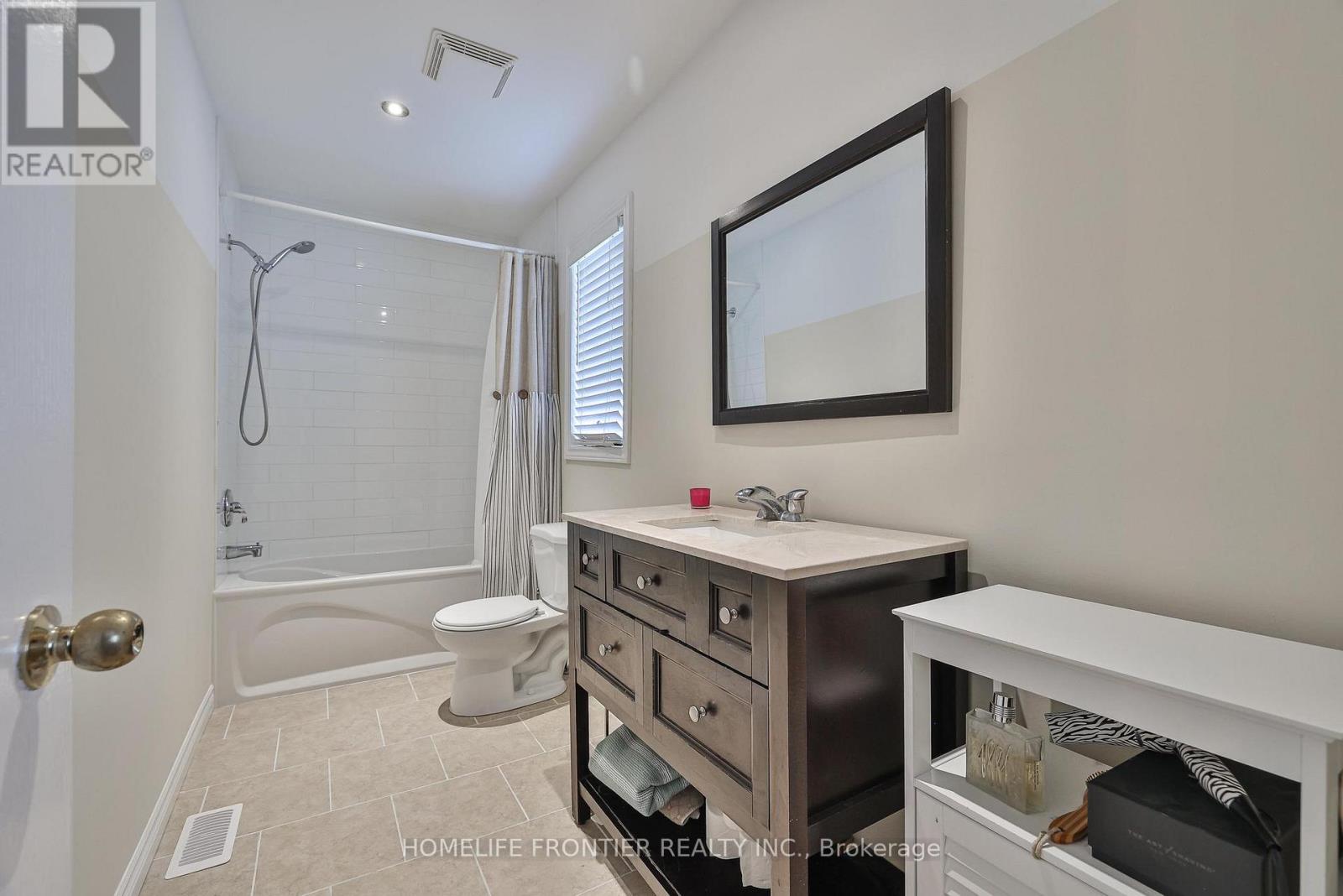 110 Red River Crescent, Newmarket (Woodland Hill), Ontario  L3X 2R1 - Photo 26 - N12345203