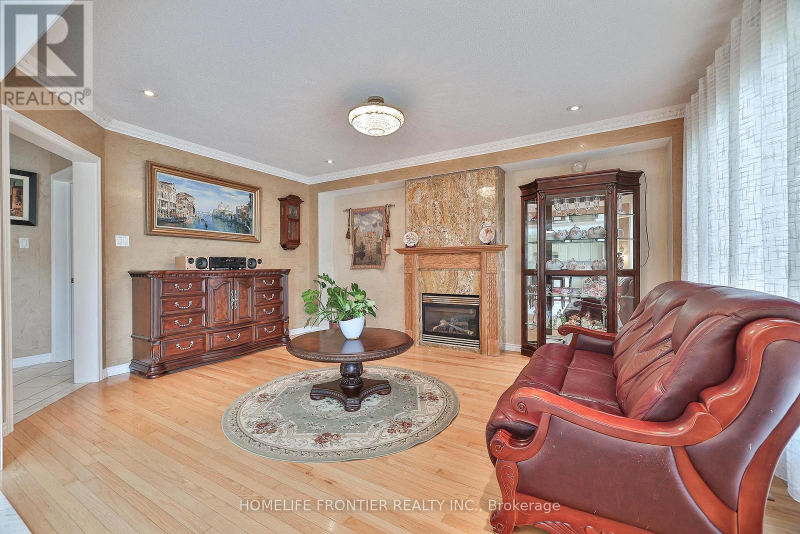 110 Red River Crescent, Newmarket (Woodland Hill), Ontario  L3X 2R1 - Photo 7 - N12345203