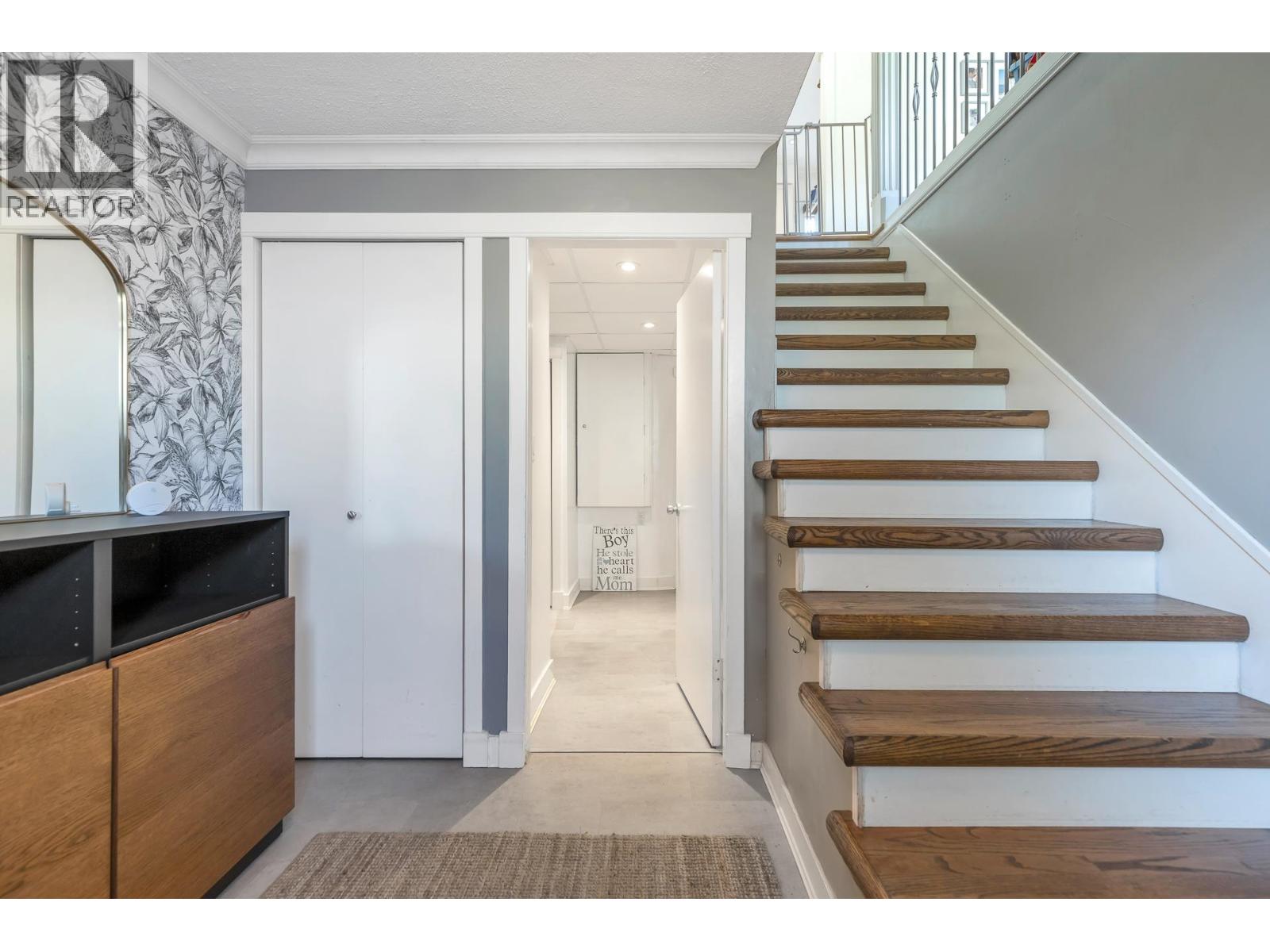 Property at 5526 6A AVENUE image 3
