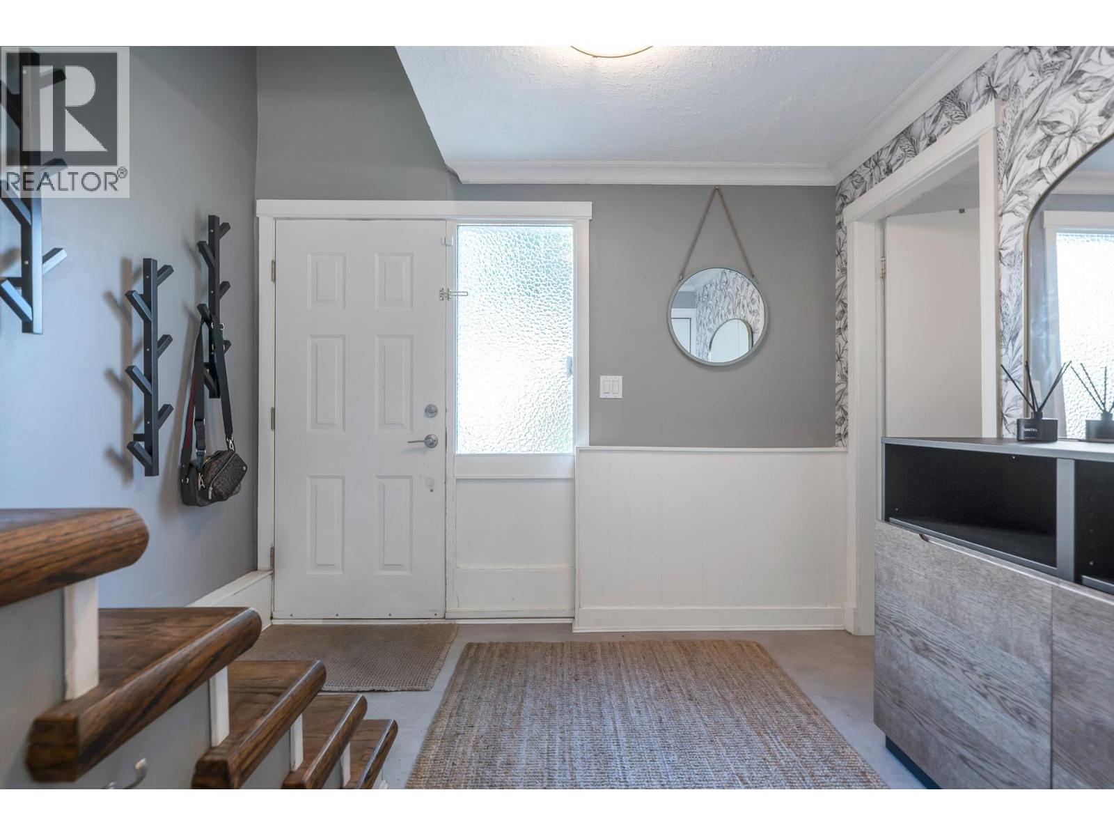 Property at 5526 6A AVENUE image 4
