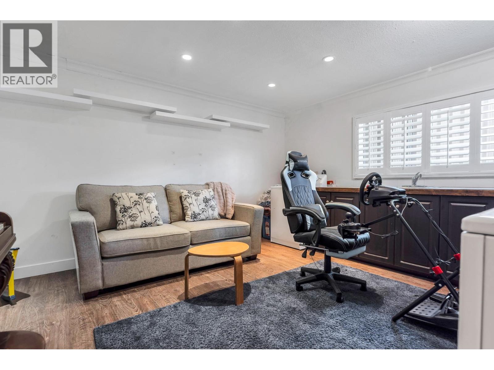 Property at 5526 6A AVENUE image 5