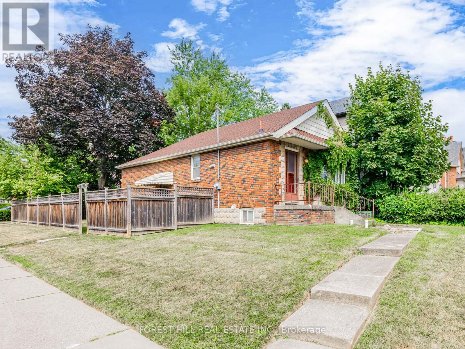 2 Esgore Drive, Toronto, Ontario  M5M 3R1 - Photo 3 - C12340304