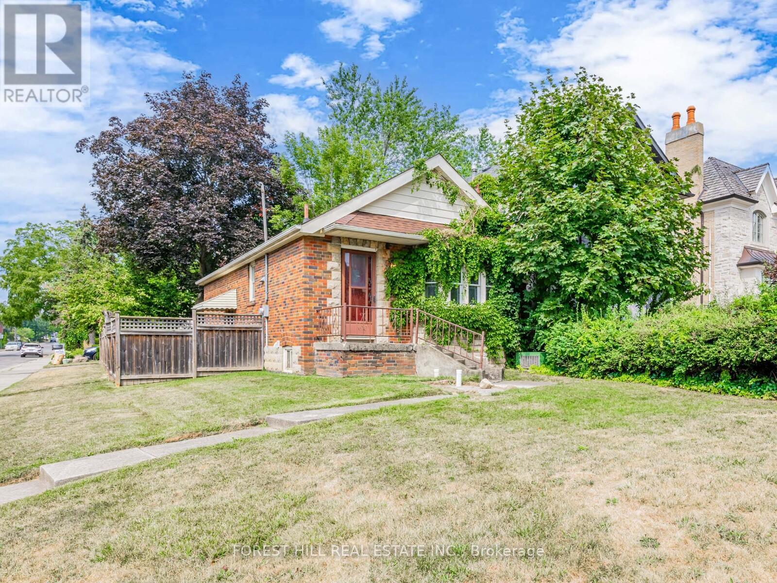 2 Esgore Drive, Toronto, Ontario  M5M 3R1 - Photo 4 - C12340304