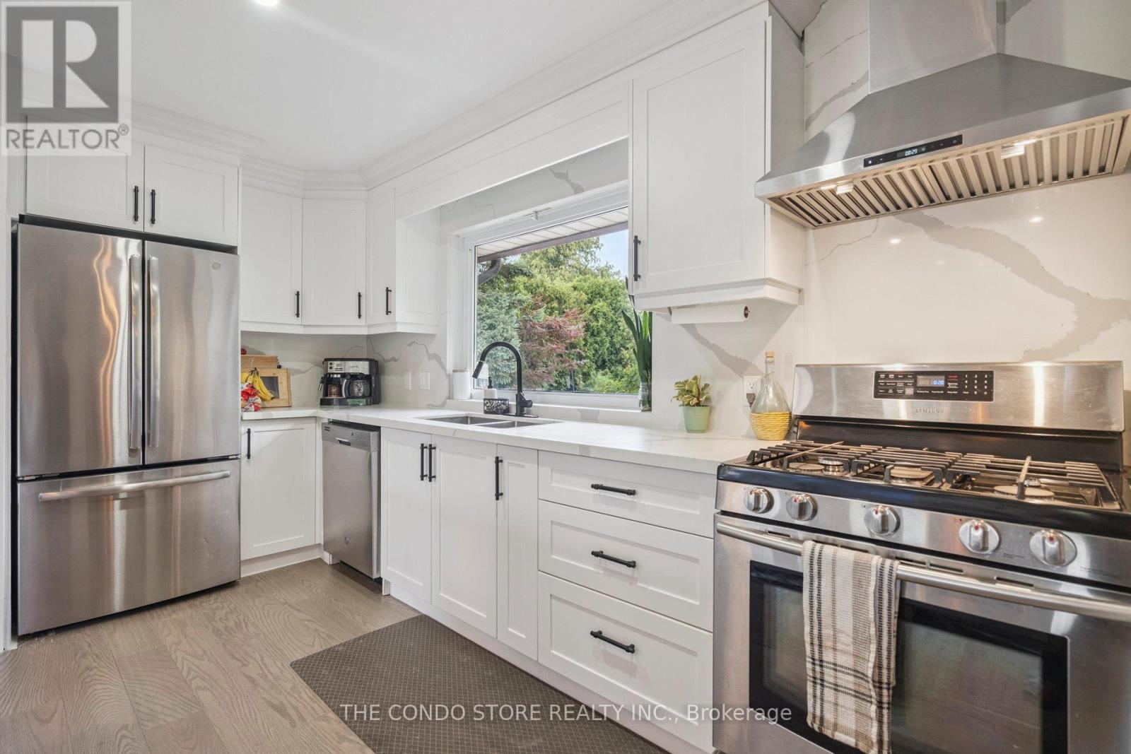 15 Old Orchard Drive, Hamilton (Riverdale), Ontario  L8E 1E9 - Photo 4 - X12345311